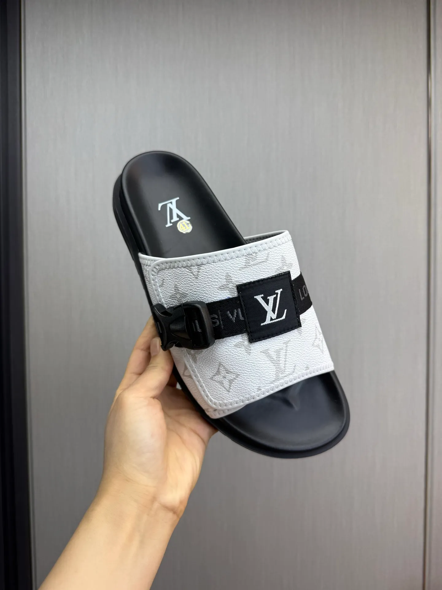 Men's shoes 💰320💰 Lv. hot selling men's slippers 🔥 🩴Official website one to one production 38-45 sizes 45 46 🉑️Customized!